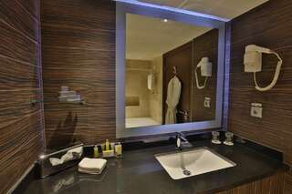 Отель Armenia Marriott Hotel Yerevan Ереван Улучшенный номер Делюкс с 1 кроватью размера «king-size»-2