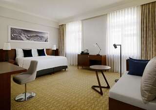Отель Armenia Marriott Hotel Yerevan Ереван Улучшенный номер Делюкс с 1 кроватью размера «king-size»-4