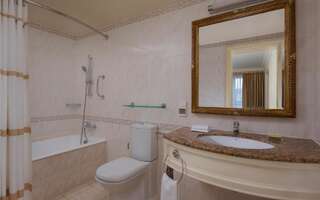Отель Armenia Marriott Hotel Yerevan Ереван Deluxe, Guest room, 1 King, Sofa bed-8